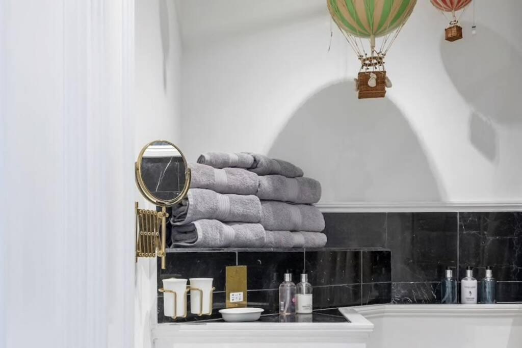 Georgian Apartment Located In The Center Of Bath. Esterno foto